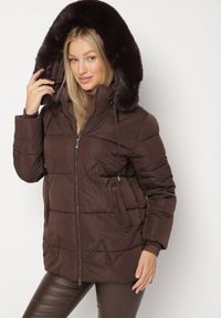 Born2be - Brązowa Pikowana Kurtka z Kapturem z Futerkiem w Klasycznym Stylu Mindrie. Okazja: na spacer, na co dzień. Typ kołnierza: kaptur. Kolor: brązowy. Materiał: futro. Wzór: aplikacja. Styl: klasyczny #1