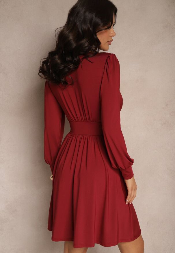 Renee - Bordowa Sukienka z Wiskozą o Rozkloszowanym Kroju Selaitea. Okazja: na co dzień. Typ kołnierza: dekolt w serek. Kolor: czerwony. Materiał: wiskoza. Styl: elegancki, casual