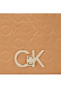 Calvin Klein Torebka Re-Lock Double Gusett Xbody-Emb K60K611532 Brązowy. Kolor: brązowy