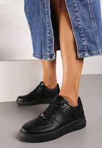 Renee - Czarne Sznurowane Sneakersy Ozdobione Perforacją Ellemisa. Okazja: na spotkanie biznesowe, na co dzień. Kolor: czarny. Materiał: jeans, materiał. Wzór: aplikacja #1