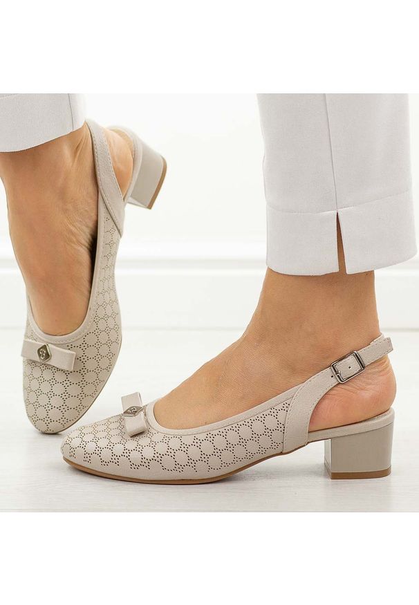 Sandały Wt damskie na obcasie M.Daszyński Sa210-15. Okazja: na co dzień, na imprezę. Nosek buta: okrągły. Kolor: szary. Szerokość cholewki: normalna. Wzór: ażurowy, aplikacja. Materiał: skóra. Sezon: wiosna, lato. Obcas: na obcasie. Styl: casual, elegancki, klasyczny, wizytowy. Wysokość obcasa: niski