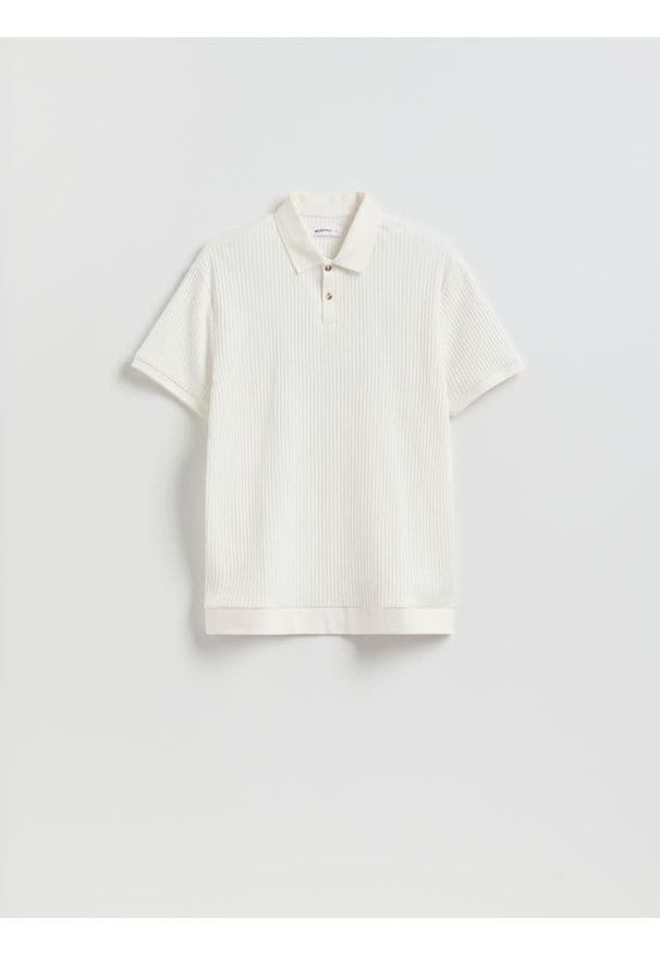 Reserved - Strukturalna koszulka polo comfort fit - złamana biel. Typ kołnierza: polo. Materiał: bawełna, dzianina