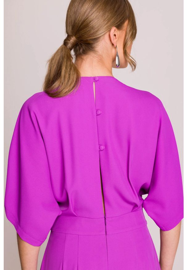 Stylove - Elegancki kombinezon damski z kopertowym dekoltem fioletowy. Okazja: na wesele, na ślub cywilny, na imprezę. Kolor: fioletowy. Typ sukienki: kopertowe. Styl: elegancki