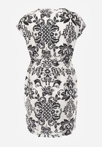 Born2be - Biało-Czarna Pudełkowa Sukienka z Wiskozy w Stylu Casual z Wiązanym Paskiem Tepena. Okazja: na co dzień. Kolekcja: plus size. Kolor: biały. Materiał: wiskoza. Sezon: lato. Typ sukienki: proste. Styl: casual #4