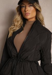 Renee - Czarna Kurtka Pikowana Ściągana w Pasie Luluna. Okazja: na co dzień. Kolor: czarny. Materiał: jeans. Długość rękawa: długi rękaw. Długość: długie. Styl: elegancki, casual #4