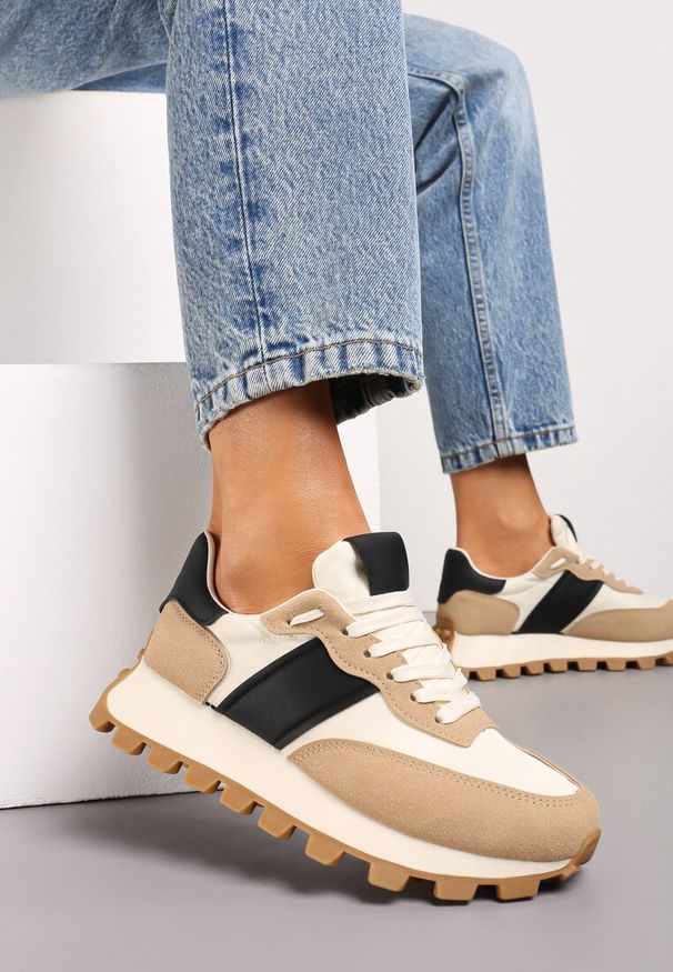 Renee - Beżowo-Czarne Sznurowane Sneakersy na Podeszwie z Bieżnikiem Ozdobione Przeszyciami Flipa. Okazja: na co dzień. Kolor: beżowy. Wzór: aplikacja