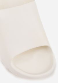 Renee - Białe Klapki z Pianki z Odkrytym Noskiem Birea. Okazja: na co dzień, na plażę. Kolor: biały. Styl: sportowy, klasyczny, casual #5