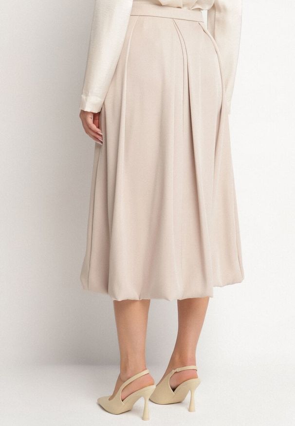 Born2be - Beżowa Spódnica z Wiskozą o Rozkloszowanym Kroju z Zakładkami Voreza. Okazja: na co dzień. Kolor: beżowy. Materiał: wiskoza. Styl: casual, elegancki