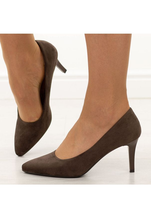 Czekoladowe szpilki damskie Sergio Leone 1336. Okazja: na wesele, na imprezę, na co dzień, na ślub cywilny. Kolor: brązowy. Materiał: zamsz. Szerokość cholewki: normalna. Obcas: na szpilce. Styl: elegancki, casual, wizytowy