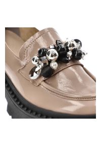 Beżowe Półbuty Armodo Modne Buty Damskie. Okazja: na co dzień. Kolor: beżowy. Materiał: lakier, skóra. Wzór: aplikacja. Styl: elegancki, casual #5