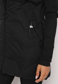 Born2be - Czarna Długa Pikowana Kamizelka na Suwak z Kapturem Teriviana. Okazja: na co dzień, na spacer. Typ kołnierza: kaptur. Kolor: czarny. Materiał: dzianina. Długość: długie. Styl: elegancki, klasyczny, casual, sportowy #3