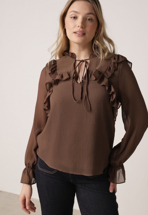 Born2be - Brązowa Romantyczna Bluzka z Falbankami i Wiązaniem przy Dekolcie Zeaniyana. Okazja: na co dzień, na spotkanie biznesowe, na spacer. Typ kołnierza: kołnierz z falbankami. Kolor: brązowy. Materiał: jeans, poliester. Styl: casual, biznesowy