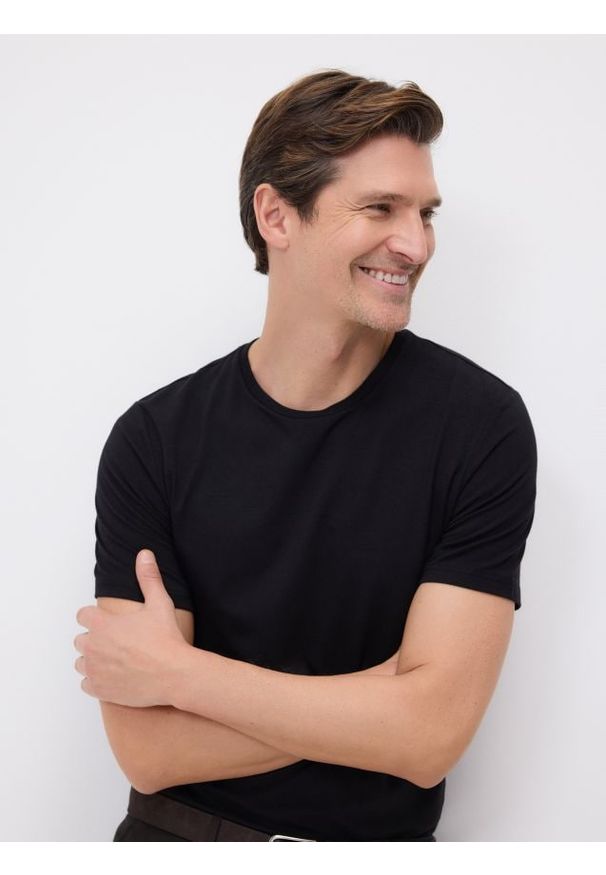 Reserved - T-shirt regular z włóknem bambusowym - czarny. Kolor: czarny. Materiał: włókno