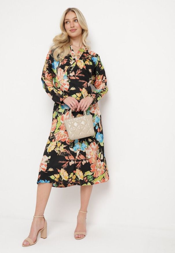 Born2be - Czarno-Różowa Sukienka Kopertowa z Kwiatowym Wzorem Anaviera. Okazja: na co dzień. Kolor: czarny. Długość rękawa: długi rękaw. Wzór: kwiaty. Typ sukienki: kopertowe. Styl: casual