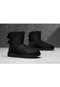 Ugg - UGG W MINI BAILEY BOW II > 1016501 BLACK. Materiał: wełna, skóra. Szerokość cholewki: normalna. Sezon: zima