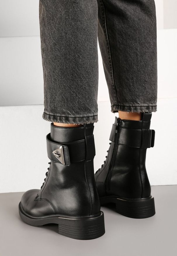 Born2be - Czarne Botki Workery z Ozdobnym Paskiem i Metalowymi Aplikacjami Liviane. Okazja: na spacer. Zapięcie: pasek. Kolor: czarny. Materiał: jeans, skóra. Wzór: aplikacja. Obcas: na obcasie. Styl: wizytowy, klasyczny, elegancki, rockowy. Wysokość obcasa: średni