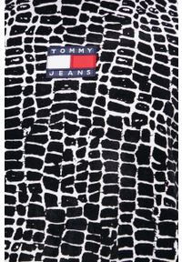 Tommy Jeans Bluza bawełniana DM0DM12384.PPYY męska kolor czarny z kapturem wzorzysta. Typ kołnierza: kaptur. Kolor: czarny. Materiał: bawełna #2