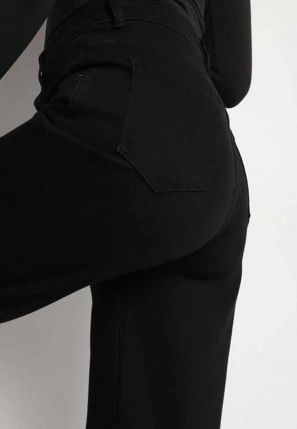 Born2be - Czarne Jeansy o Szerokim Kroju z Wysokim Stanem Rilunisse. Okazja: na co dzień. Stan: podwyższony. Kolor: czarny. Styl: casual, klasyczny