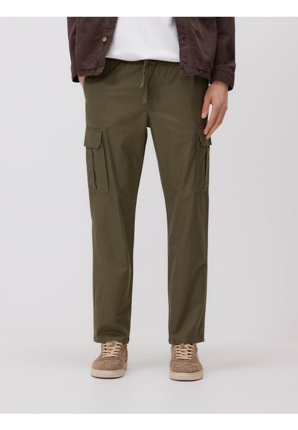 Reserved - Spodnie jogger z lnem - zielony. Kolor: zielony. Materiał: len