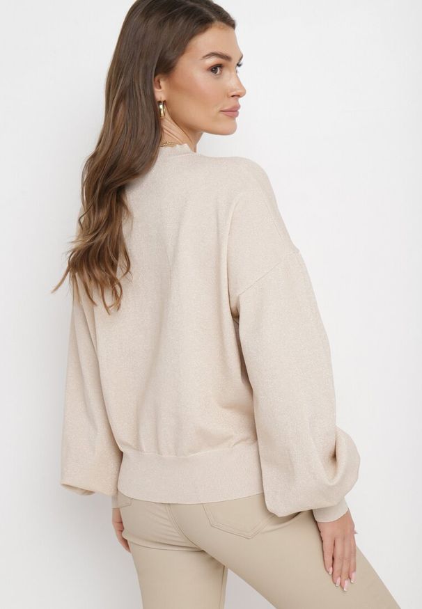 Born2be - Beżowy Sweter o Klasycznym Fasonie z Metaliczną Nicią Auliana. Kolor: beżowy. Wzór: napisy. Styl: klasyczny