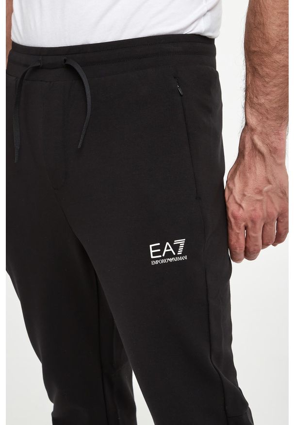EA7 Emporio Armani - Spodnie dresowe męskie EA7 EMPORIO ARMANI. Materiał: dresówka