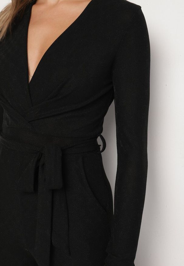 Born2be - Czarny Kombinezon z Wiskozą Kopertowym Dekoltem i Materiałowym Paskiem Miathalise. Okazja: na spotkanie biznesowe. Kolor: czarny. Materiał: wiskoza, materiał. Długość: długie. Styl: biznesowy