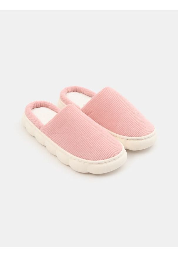 Sinsay - Wsuwane kapcie z miękką cholewką - różowy. Zapięcie: bez zapięcia. Kolor: różowy. Szerokość cholewki: normalna