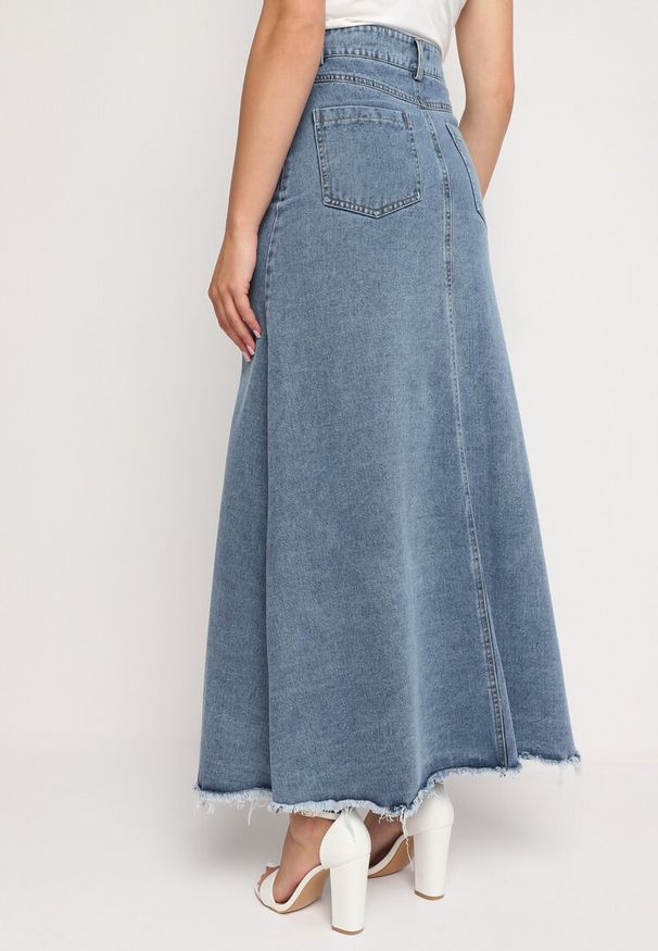 Born2be - Niebieska Jeansowa Spódnica z Wysokim Stanem i Postrzępionym Dołem Hayva. Stan: podwyższony. Kolor: niebieski. Materiał: jeans. Styl: klasyczny