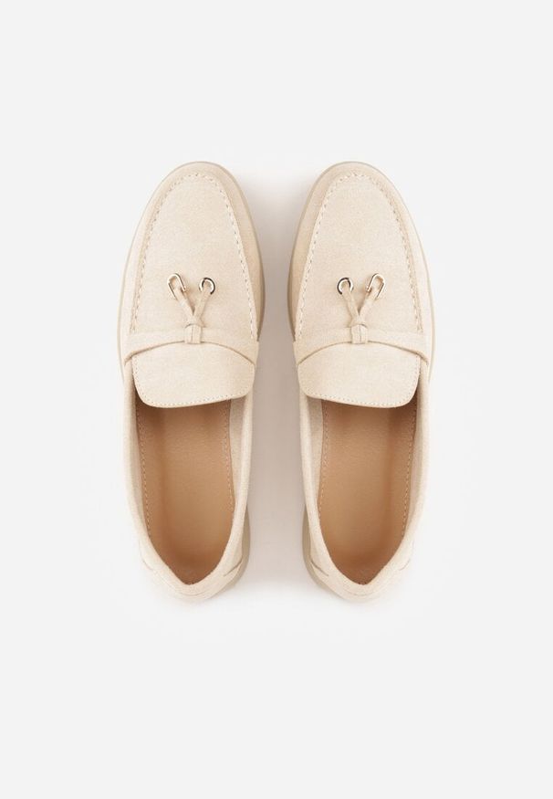 Renee - Beżowe Mokasyny z Imitacji Zamszu Zdobione Zawieszką i Przeszyciem Aezoris. Okazja: na co dzień. Kolor: beżowy. Materiał: zamsz. Wzór: aplikacja. Styl: casual, elegancki