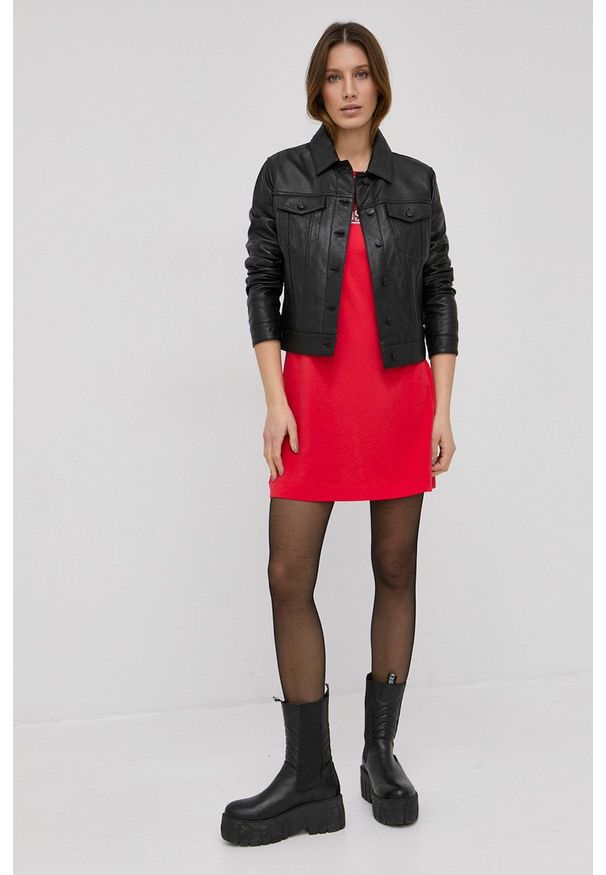 Love Moschino Sukienka kolor czerwony mini dopasowana. Kolor: czerwony. Materiał: dzianina. Długość rękawa: krótki rękaw. Wzór: aplikacja. Typ sukienki: dopasowane. Długość: mini