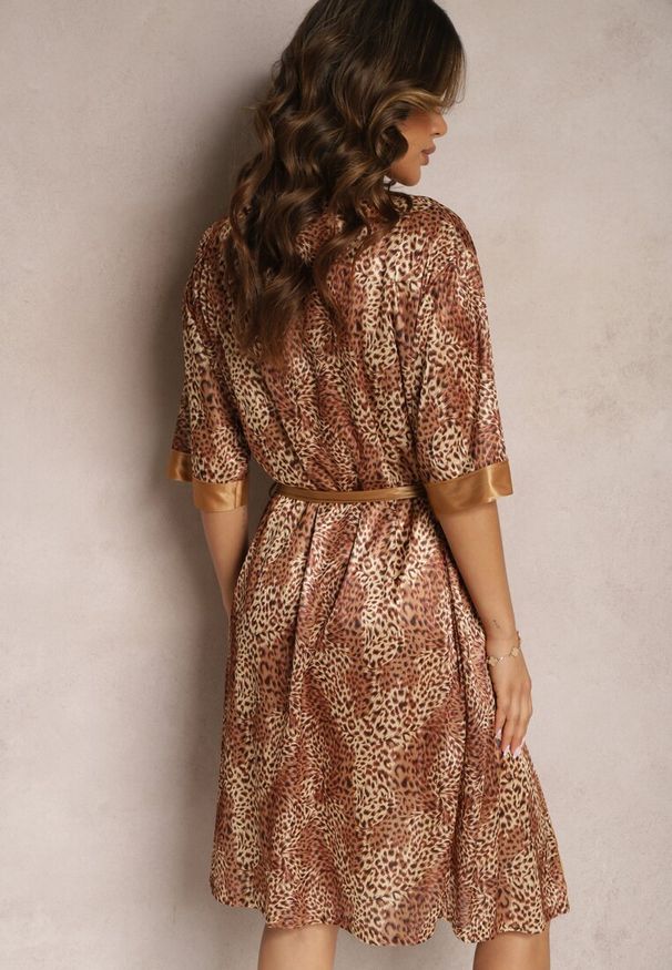 Renee - Brązowy Komplet Piżamowy ze Szlafrokiem i Elegancką Koszulą Nocną w Drobne Cętki Seraphim. Kolor: brązowy. Materiał: tkanina