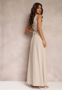Renee - Jasnobeżowa Rozkloszowana Sukienka z Wycięciem i Paskiem w Cyrkonie Elineta. Kolor: beżowy. Materiał: materiał. Styl: elegancki