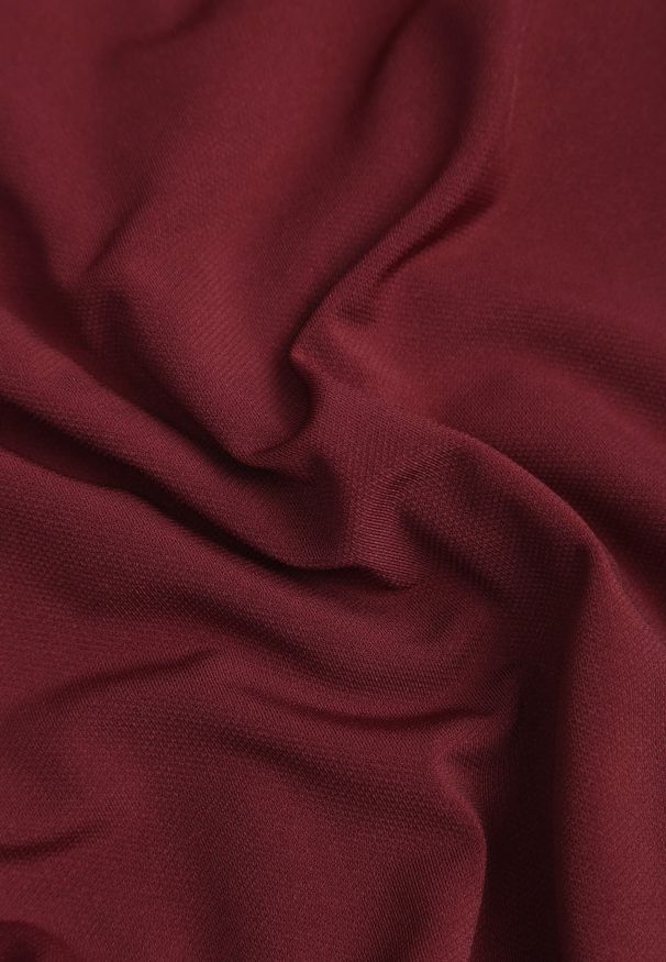 Renee - Bordowa Dopasowana Sukienka Koktajlowa Ozdobiona Marszczeniem Besni. Okazja: na studniówkę. Kolor: czerwony. Wzór: aplikacja. Styl: wizytowy