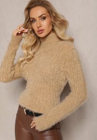 Renee - Beżowy Golf z Puchatego Materiału z Wełną i Długim Rękawem Geolla. Typ kołnierza: golf. Kolor: beżowy. Materiał: wełna, materiał. Długość rękawa: długi rękaw. Długość: długie. Wzór: jednolity. Sezon: zima, jesień