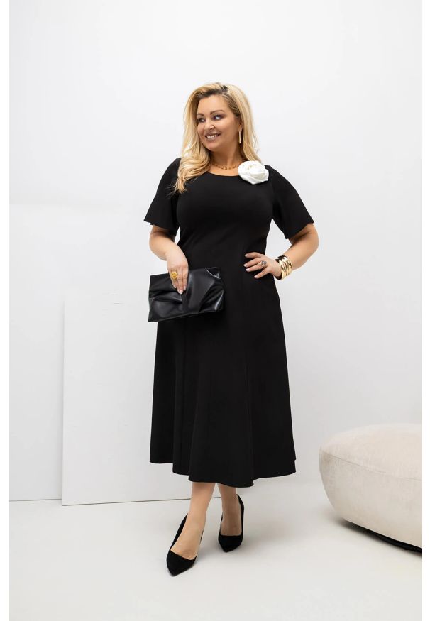 Moda Size Plus Iwanek - Czarna wizytowa sukienka Doris MIDI z rozkloszowanym dołem i ręcznie szytym przypinanym kwiatem w kolorze ecru PLUS SIZE XXL OVERSIZE WIOSNA. Okazja: na urodziny, na komunię, na ślub cywilny, na wesele, na imprezę. Kolekcja: plus size. Kolor: czarny. Wzór: kwiaty. Typ sukienki: oversize, dla puszystych. Materiał: tkanina, poliester, elastan. Sezon: wiosna. Styl: wizytowy. Długość: midi