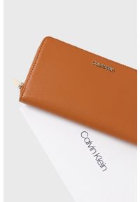 Calvin Klein Portfel damski kolor brązowy. Kolor: brązowy. Materiał: materiał. Wzór: gładki #2
