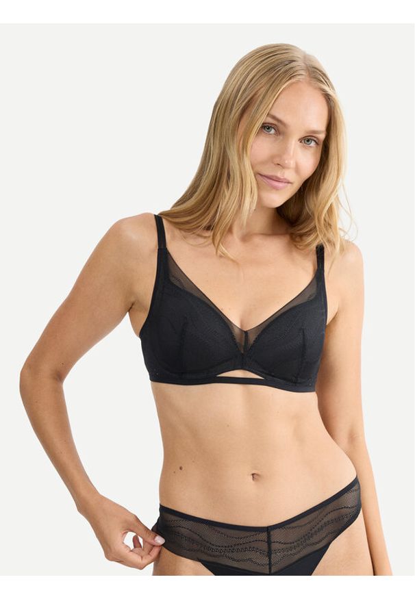 Triumph Biustonosz push-up Breathe & Lift 10226602 Czarny. Kolor: czarny. Materiał: syntetyk. Rodzaj stanika: push-up