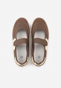 Renee - Brązowe Tenisówki Sneakeriny z Paskiem na Rzep Pirel. Okazja: na co dzień. Zapięcie: rzepy. Kolor: brązowy. Materiał: jeans, koronka. Wzór: gładki #2