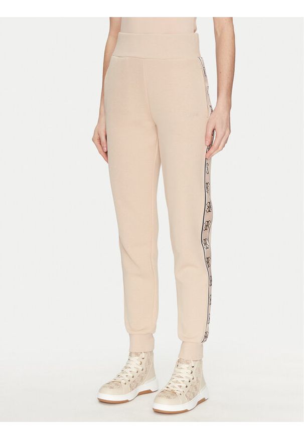Guess Spodnie dresowe V2YB15 KB3P2 Beżowy Regular Fit. Kolor: beżowy. Materiał: bawełna