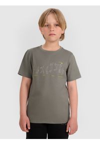 4f - 4F T-shirt regular z nadrukiem chłopięcy - szary 146 (10-11 lat). Okazja: na co dzień. Kolor: szary. Materiał: jersey, materiał, bawełna. Długość rękawa: krótki rękaw. Długość: krótkie. Wzór: nadruk. Sezon: lato. Styl: klasyczny, sportowy, casual