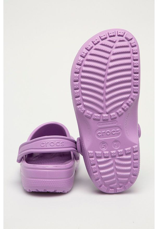 Crocs - Klapki. Kolor: fioletowy. Materiał: materiał. Wzór: gładki. Obcas: na obcasie. Wysokość obcasa: niski
