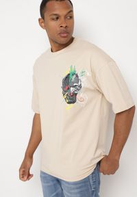 Born2be - Beżowa Koszulka z Krótkim Rękawem T-Shirt z Nadrukiem z Przodu i na Plecach Franestia. Okazja: na co dzień. Kolor: beżowy. Materiał: jeans. Długość rękawa: krótki rękaw. Długość: krótkie. Wzór: nadruk. Styl: casual, elegancki