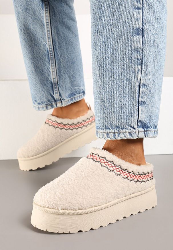 Born2be - Beżowe Śniegowce na Grubej Podeszwie Ozdobione Haftem Zinnalora. Okazja: na co dzień. Kolor: beżowy. Materiał: jeans, wełna. Wzór: haft, aplikacja. Sezon: zima. Styl: elegancki, casual