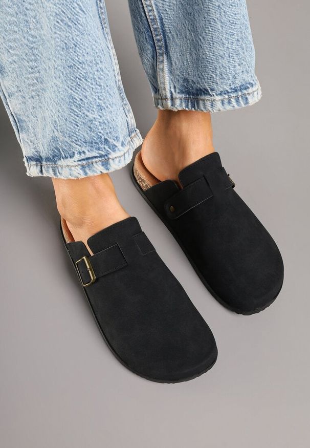 Born2be - Czarne Klapki w Stylu Chodaków z Klamrami Uliadriela. Okazja: na imprezę, na co dzień, na spacer. Kolor: czarny. Materiał: jeans. Sezon: lato. Styl: klasyczny, casual