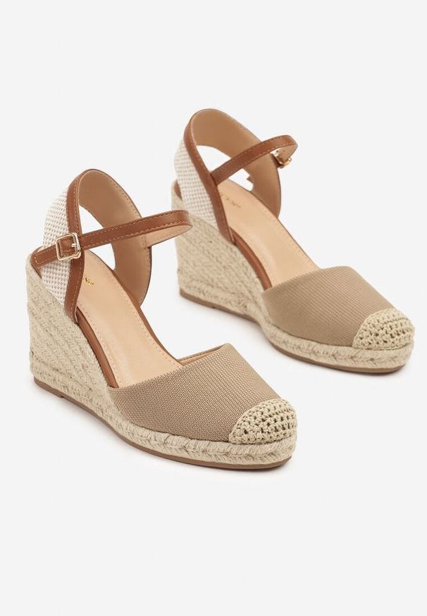 Renee - Ciemnobeżowe Sandały Vices w Stylu Espadryli na Koturnie z Plecionki Amoiella. Okazja: na co dzień. Kolor: beżowy. Sezon: wiosna, lato. Obcas: na koturnie. Styl: boho, elegancki, casual
