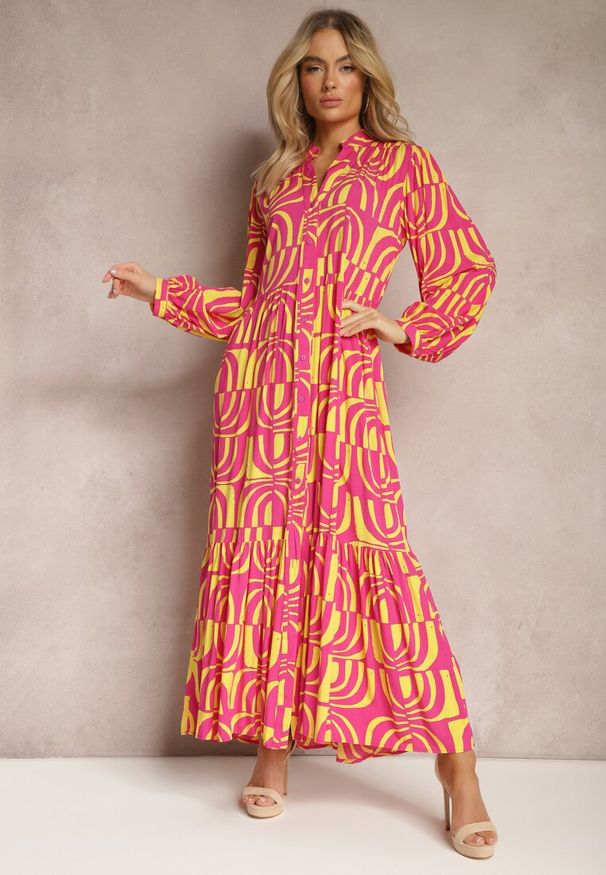 Renee - Różowo-Żółta Długa Sukienka Rozkloszowana w Geometryczne Wzory z Kołnierzykiem Skulle. Okazja: na co dzień. Kolor: różowy. Materiał: tkanina. Wzór: geometria. Typ sukienki: rozkloszowane. Styl: elegancki, casual, klasyczny. Długość: maxi