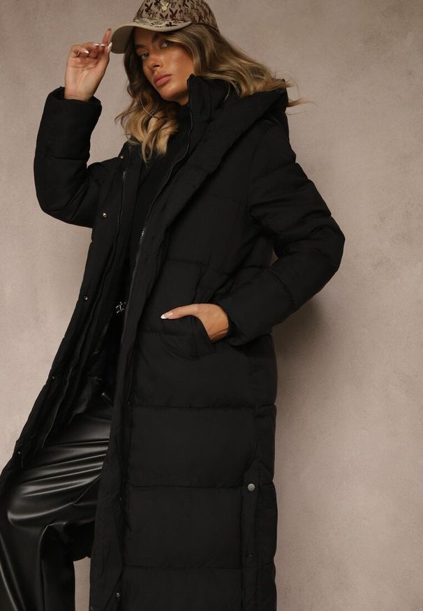 Renee - Czarna Zimowa Kurtka z Pikowanymi Przeszyciami Kapturem i Bocznymi Napami Alarisse. Okazja: na imprezę, na co dzień. Kolor: czarny. Materiał: jeans. Sezon: zima. Styl: casual