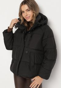 Born2be - Czarna Oversizowa Kurtka z Pikowanymi Przeszyciami i Kapturem Galimea. Okazja: na co dzień. Kolor: czarny. Materiał: poliester, jeans. Wzór: aplikacja. Styl: klasyczny, casual #1