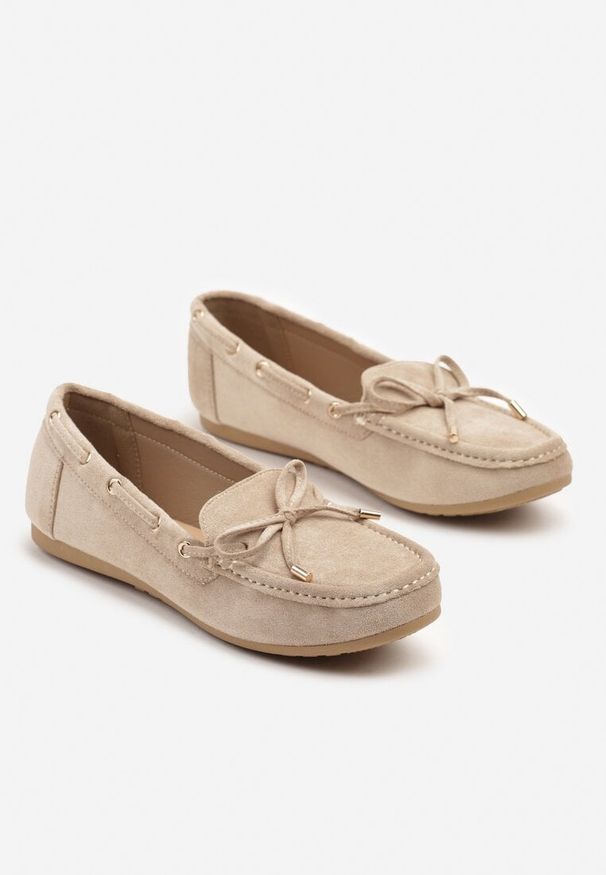 Born2be - Ciemnobeżowe Mokasyny z Imitacji Zamszu z Wiązaną Kokardą Sonarilia. Okazja: na co dzień. Kolor: beżowy. Materiał: zamsz. Wzór: aplikacja. Obcas: na płaskiej podeszwie. Styl: casual, elegancki