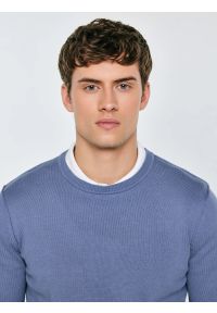Big-Star - Sweter męski bawełniany niebieski Simoner 402. Okazja: na co dzień, do pracy. Kolor: niebieski. Materiał: bawełna. Długość rękawa: długi rękaw. Długość: długie. Wzór: gładki, aplikacja, ze splotem. Sezon: zima, jesień. Styl: casual, elegancki, klasyczny #6